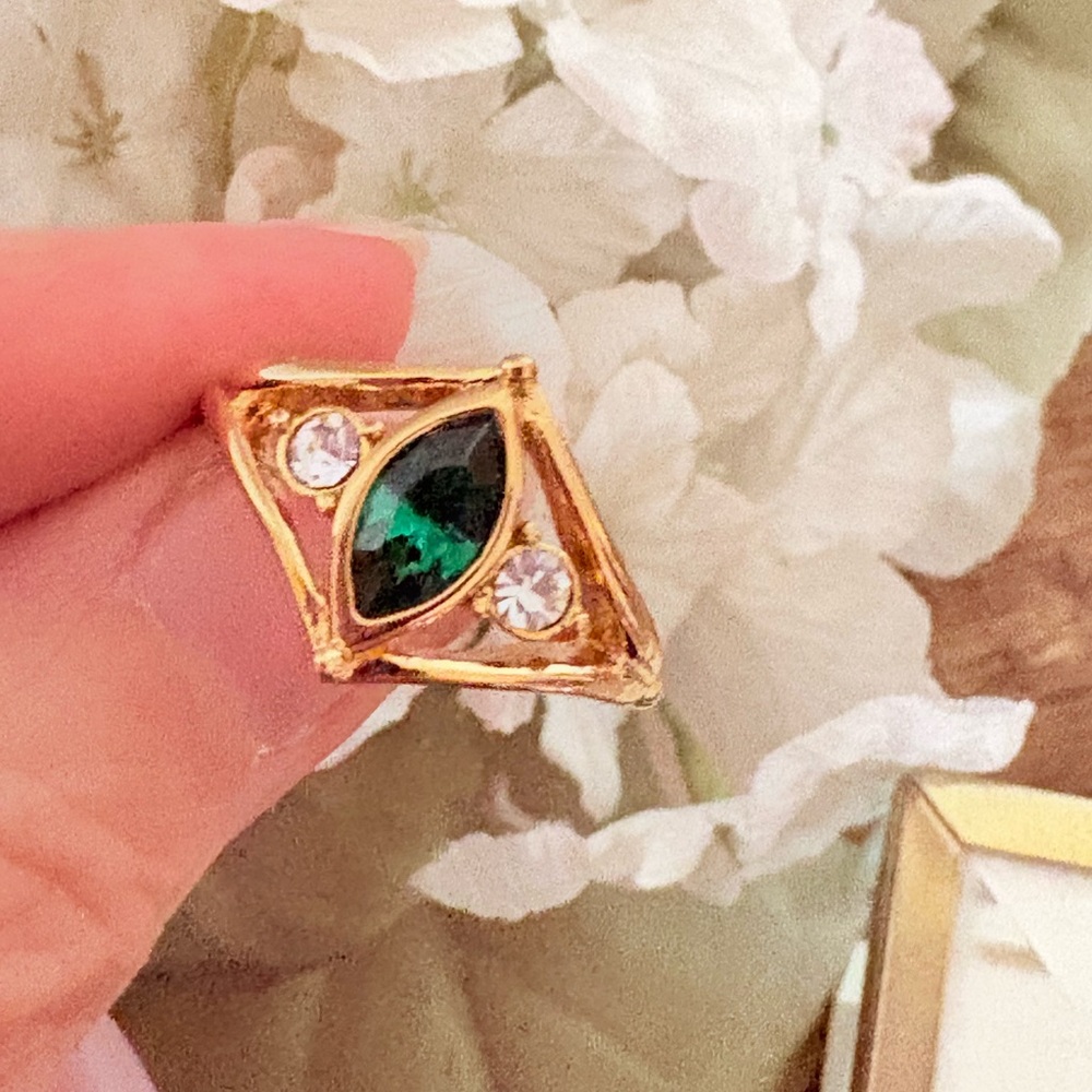 VTG 1995 Avon Emaraldesque Ring Gold Plated Emerald Marquise Rhinestone Sz 8.5 - Picture 4 of 10